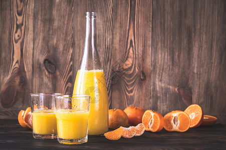 瓶橙汁和新鲜水果图片