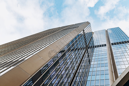 现代摩天大楼的仰角视角图片