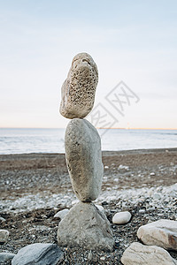 在海边的滩上站在对面的石头形状图片