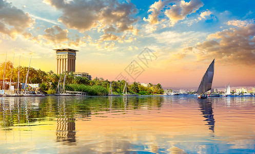 埃及阿斯旺尼罗河阴云日落背景图片