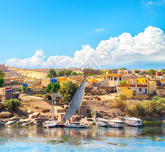 埃及阿斯旺尼罗河上停泊船只的阶梯埃及阿斯旺背景图片