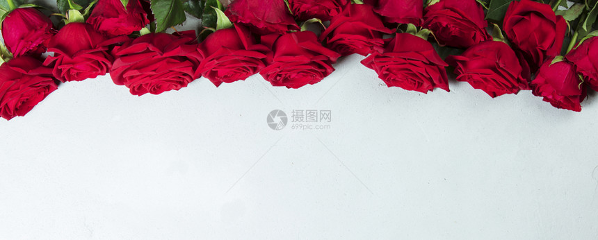 盛大的红玫瑰花束结婚生日情人节的礼物玫瑰花朵文字和设计空间花朵的文字和设计空间平坦的板复制花白背景的玫瑰图片