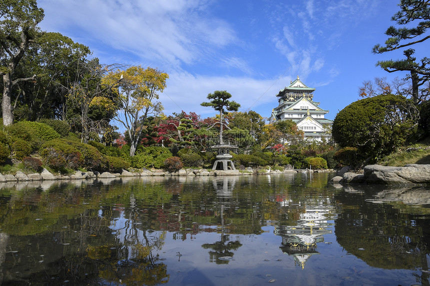 大阪城堡公园风景观大阪城堡在池塘中反射图片