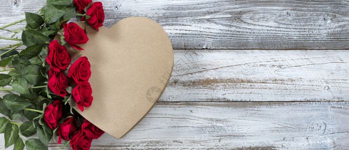 情人节快乐红玫瑰在心形礼物盒的顶上图片
