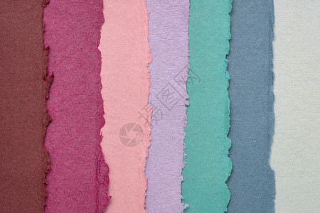 从回收的棉花织物中以粉色和蓝调制成的手工印度纸图片