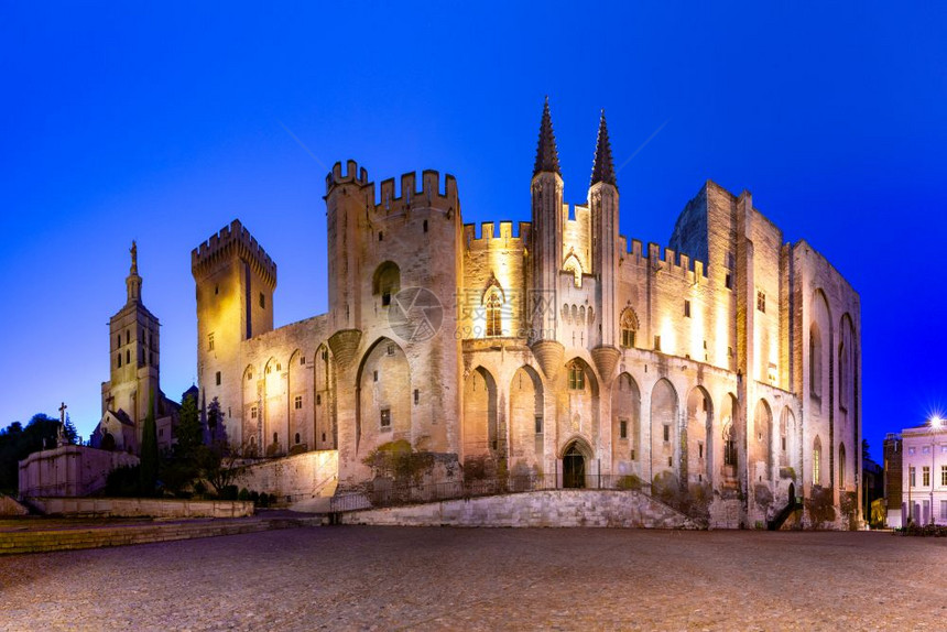 教皇宫曾经是堡垒和宫殿欧洲最大和重要的中世纪哥特式建筑之一晚上在法国阿维尼翁图片