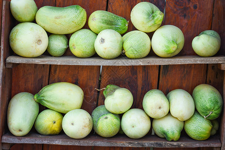 木架供市场销售的新鲜有机黄瓜图片