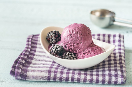 一碗黑莓熏衣草冰淇淋高清图片