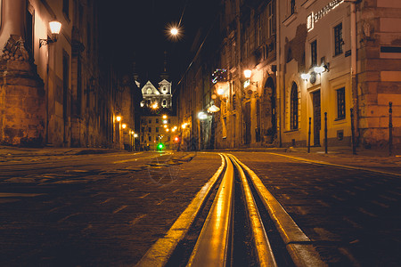 晚上在街照亮旧的欧洲城市图片
