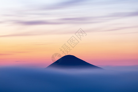 日落后云雾的山顶喀尔巴阡乌克兰胡维拉山的景象高清图片