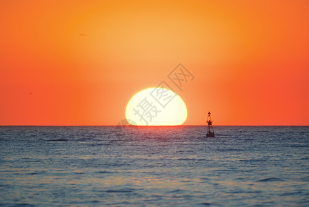 大太阳在海面上日落的自然组成图片