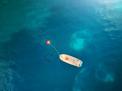 船海上只的空中景象美丽的夏季海景有船阳光明媚的天气清凉海水风景优美图片