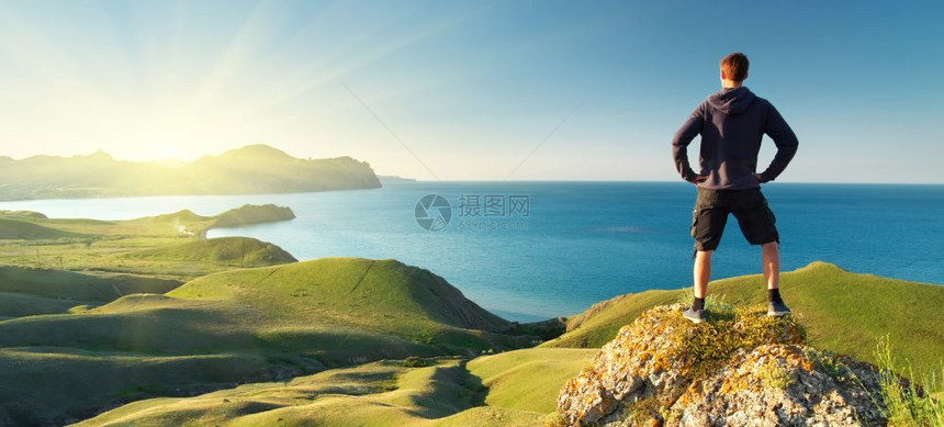 人类在山顶上概念设计图片