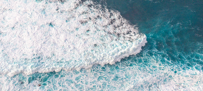 空中观望海浪的波蓝色干净的大浪海水背景图片