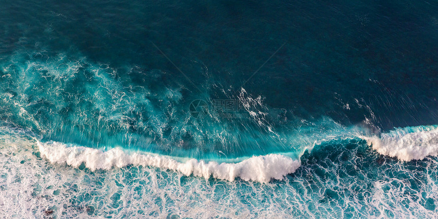 空中观望海浪的波蓝色干净的大浪海水图片