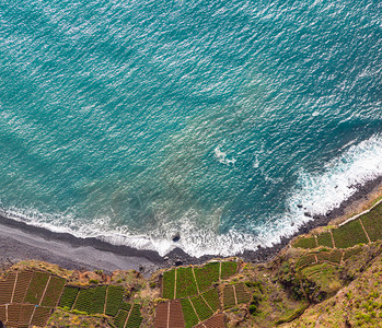 蓝色大西洋的空中景观葡萄牙马德拉岛南部海岸的石头滩和邻近地区图片