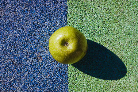 绿色苹果在地上分为两种颜色从上面可以看到图片