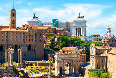 论坛古老废墟和意大利罗马维克托埃纽尔二世纪念碑背景图片