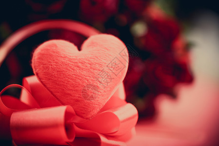 粉红爱心是浪漫爱情的象征图片