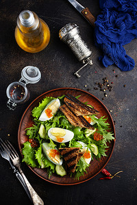 新鲜沙拉饮食品沙拉和鲑鱼子酱图片
