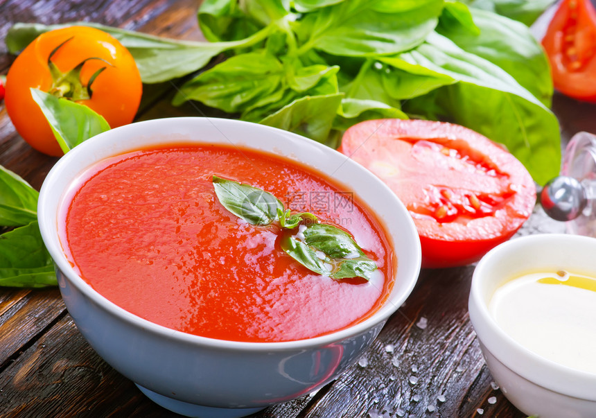 番茄汤在碗和桌上图片