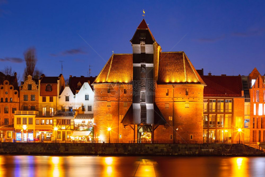 波兰GdanskDlugiePobrbrzeze和Motlawa河老城夜间的旧港口起重机和城市大门Zuraw波兰Gdansk港口图片