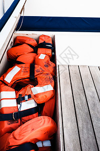 几件救生衣在一艘帆船的紧急抽屉里图片