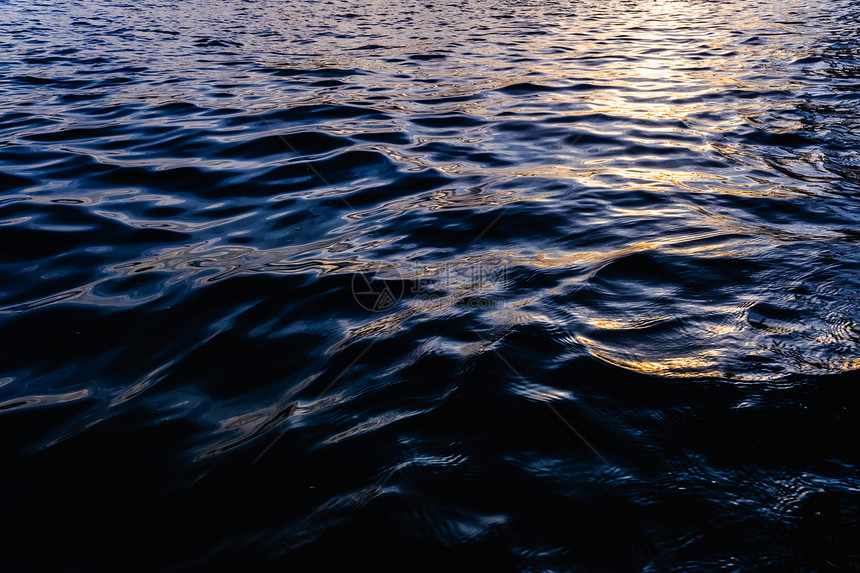 黄昏海水表面的波浪紧凑坚固和非常平静的纹理图片