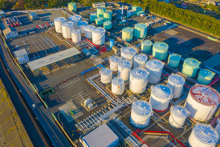 日本城市静冈县工业程概念中石油化工炼厂和海洋的空中观察工业的石油和天然气罐管道现代金属工厂背景图片
