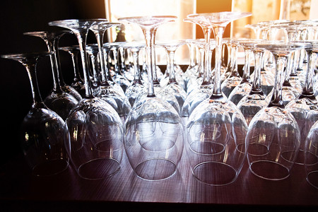 桌边的酒杯背景庆祝晚会的香槟杯有选择焦点图片