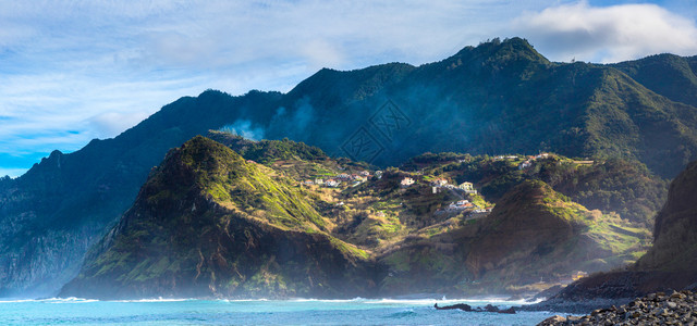 葡萄牙马德拉岛北部海岸的美丽山脉和海洋景象图片