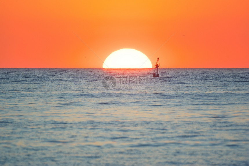 大太阳和海面滩日落图片