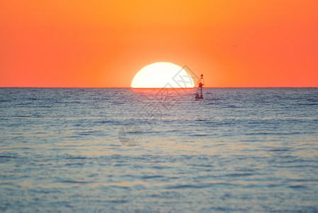 大太阳和海面滩日落图片