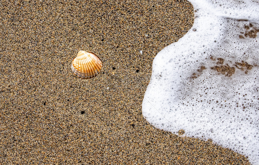 黑沙滩上的海浪图片