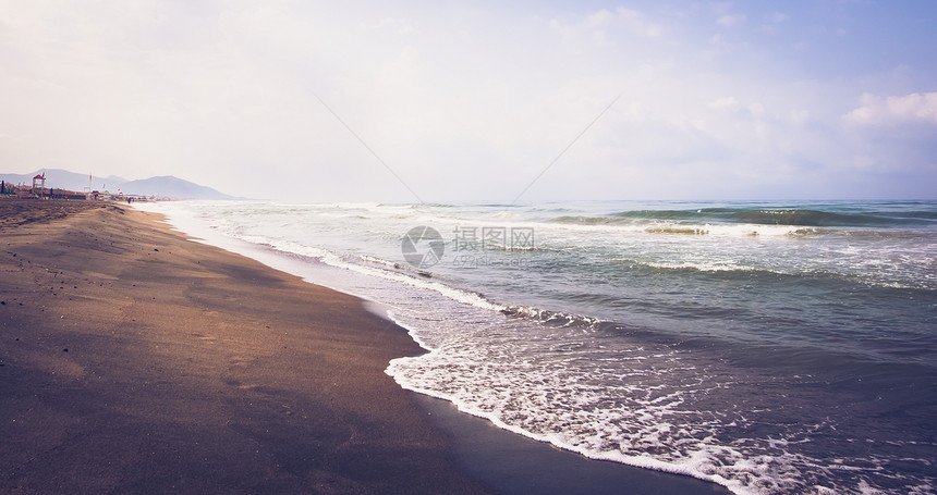 黑沙滩上的海浪图片