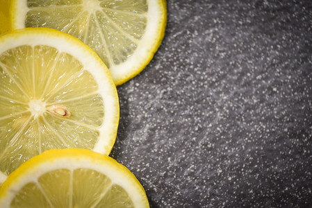 深红柠檬新鲜成熟切片上的岩底柑橘水果顶视图图片