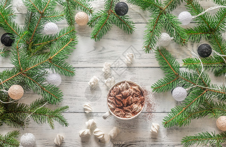 圣诞树枝和热巧克力棉花糖图片
