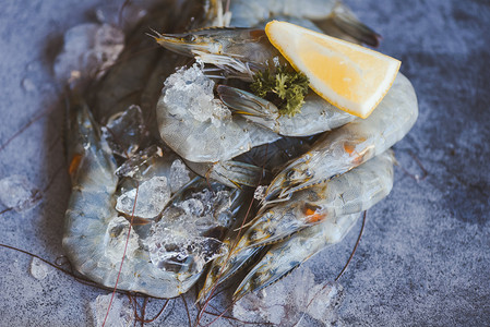 餐馆或海产食品市场冰的虾新鲜黑板上含有草药香料的生虾图片