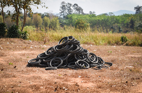 废旧轮胎用于处理废轮胎和橡胶堆积的旧轮胎和橡胶回收倾弃场的废工业垃圾填埋场上的旧轮胎背景