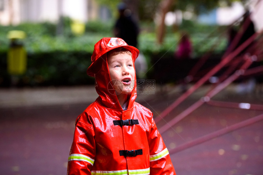 男孩打扮成消防员在公园玩耍图片
