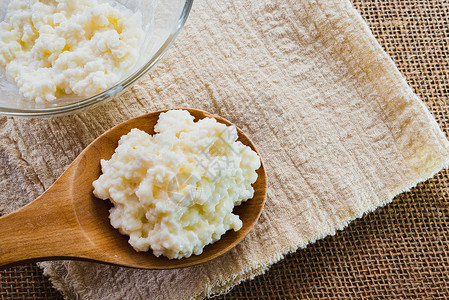 未经发酵的可以在家里传统方式准备的食品如Kefir或酸奶可以帮助你过上更健康的生活背景