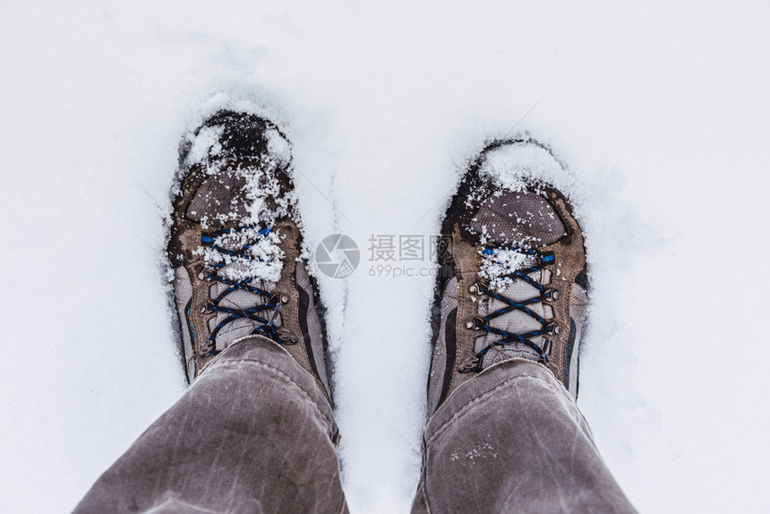 山靴在雪上从远足者的眼皮上看到图片