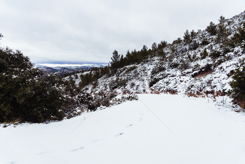 在巴伦西亚的SieteAguas山路雪上留下脚步的景观图片