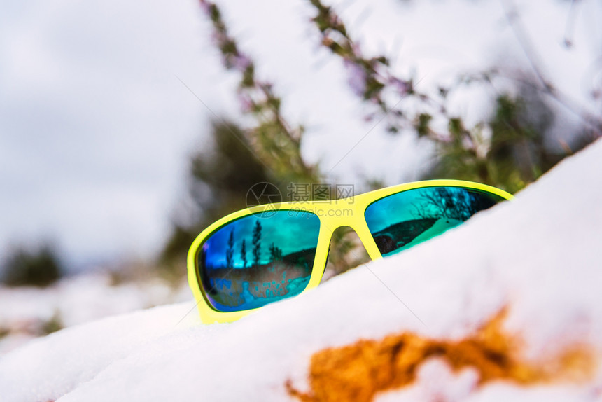 体育太阳镜对于保护雪中的眼睛很重要保护山上雪地的物体图片