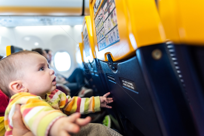 大人带着婴儿乘飞机旅行图片
