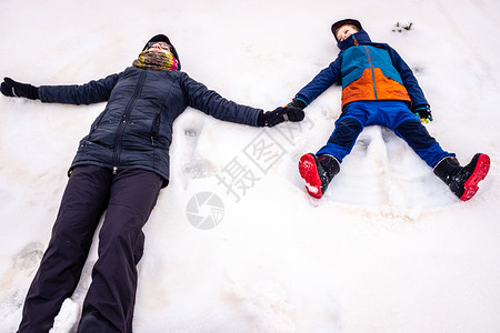 躺在母亲和儿子雪中背景图片