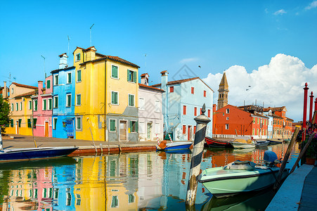 意大利夏季布拉诺岛的船和有色房屋图片