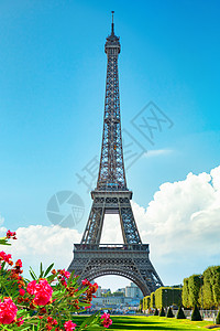 法国春天金属埃菲尔铁塔和法国巴黎的SampsdeMars巴黎春天背景