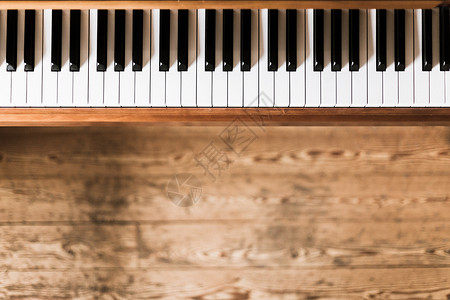 带有文字空间的旧木钢琴钥匙图片