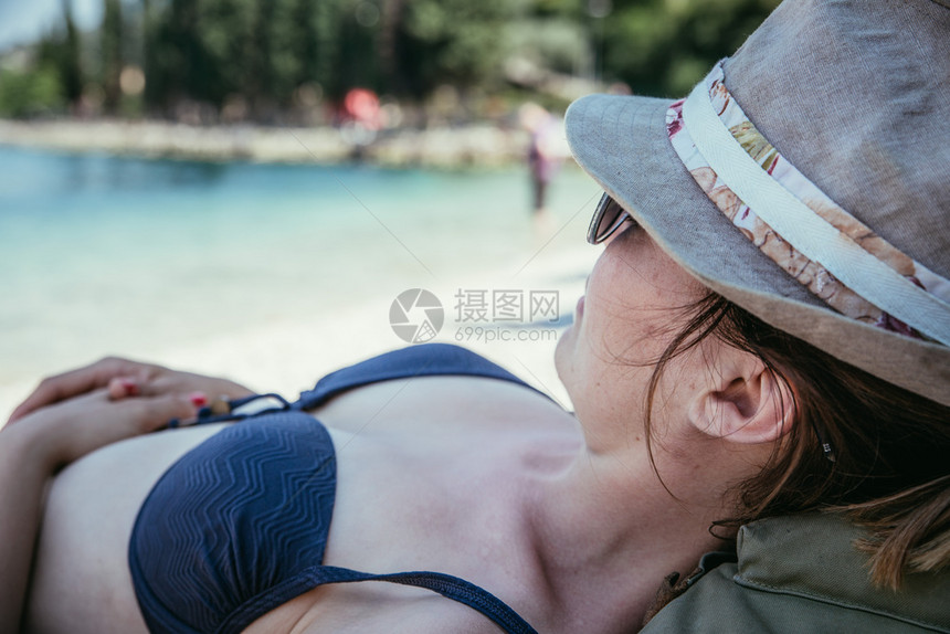 暑假带着比基尼草帽的年轻背包女孩享受这景色图片